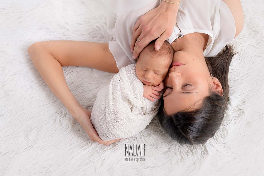 neonato con la mamma neonato con madre durante il servizio fotografico